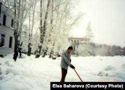 Профессор Армин Стромберг убирает снег возле своего дома