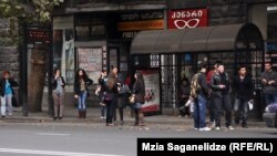 Основные загрязнители воздуха столицы – устаревшие автобусы, за которыми привычно тянутся черные шлейфы выхлопных газов – предмета недовольства большинства жителей Тбилиси