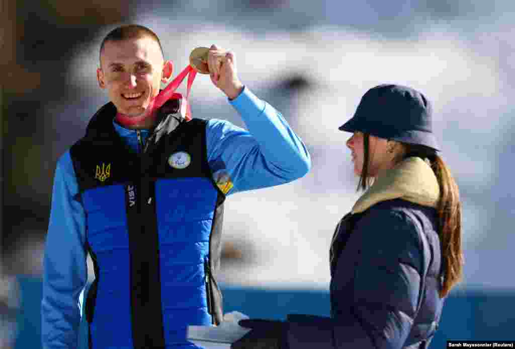 Паралімпійський чемпіон у спринті у класі сидячи Тарас Радь під час церемонії нагородження. Парабіатлоніст також здобув срібну та бронзову медалі