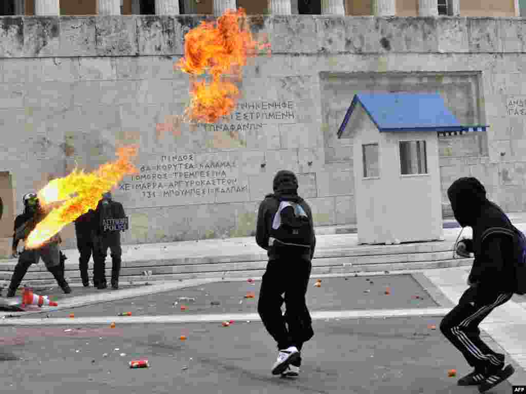 Yunanıstanın paytaxtı Afinada parlamentin binasının qarşısında etiraz aksiyası iştirak&ccedil;ıları polisə molotov kokteyli atırlar. 6 dekabr 2011