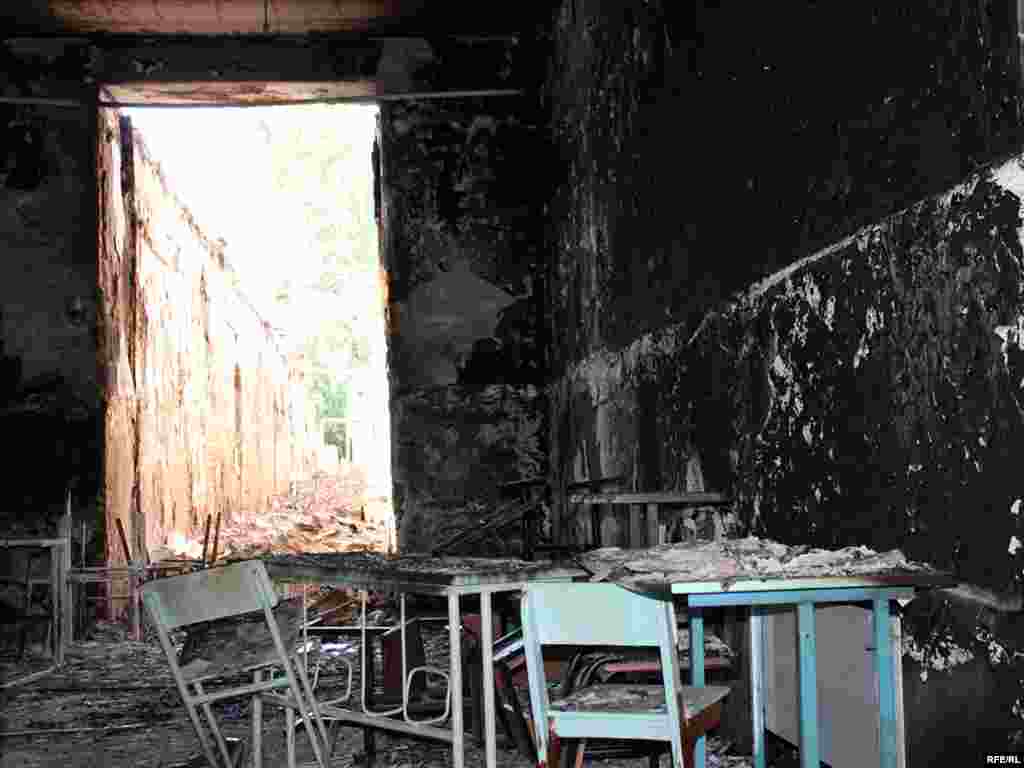 Сгоревшая узбекская школа в Оше. 18 июня 2010 года.