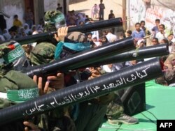 Боевики ХАМАС с макетами ракет