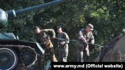 Tancul a fost dat jos de către militari