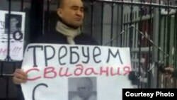 Тіркелмеген "Алға" партиясының белсендісі Макс Боқаев ҰҚК Алматы департаментінде пикет өткізіп тұр. Алматы, 21 ақпан 2012 жыл.