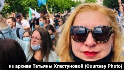 Татьяна Хлестунова на шествии в поддержку Сергея Фургала, Хабаровск