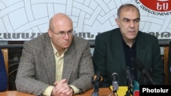 Представители партии «Сасна црер» Варужан Аветисян и Гарегин Чугасзян во время пресс-конференции (архив)