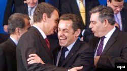 Премьер-министр Испании Хосе-Луис Родригес Сапатеро (слева) и президент Франции Николя Саркози (в центре) на саммите Европейского союза, 2008