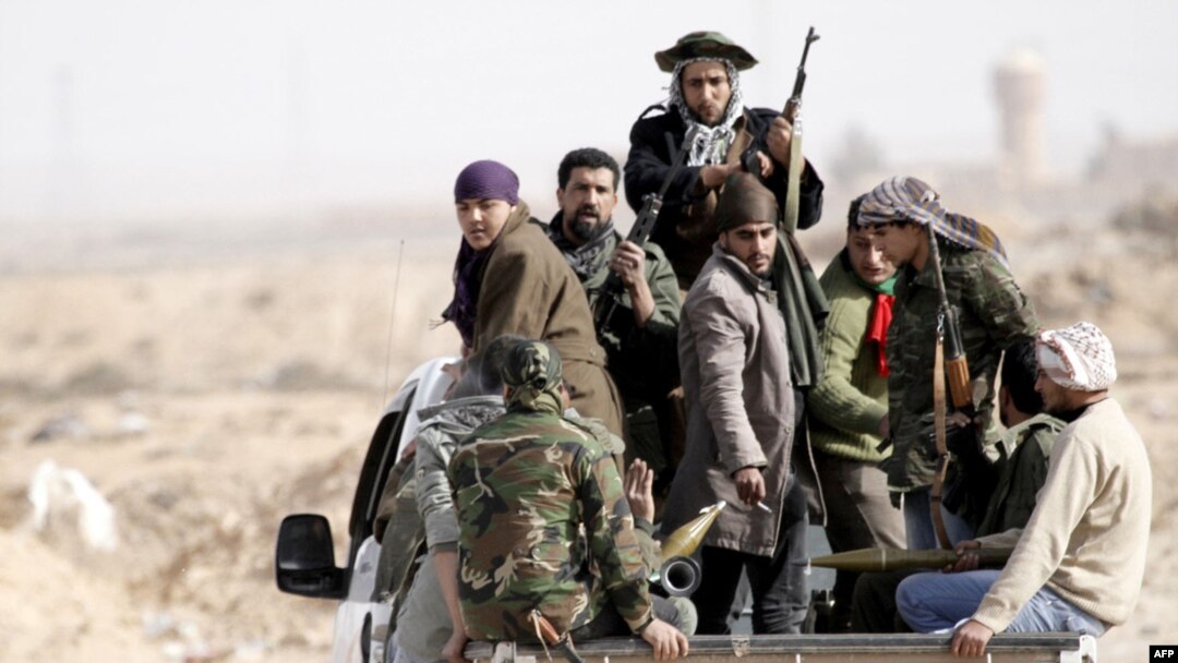 Qaddafinin hakimiyyətinə son qoyulmasını tələb edən silahlı vətəndaşlar, 2 mart 2011