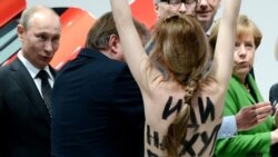 Hanover: Protest Femena tokom susreta Merkel - Putin 