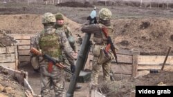 Українські військові стріляють зі 120 мм міномета під час навчань на Донбасі