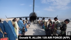 Погрузка афганцев, желающих покинуть Афганистан, в самолет ВВС США в международном аэропорту имени Хамида Карзая. Кабул, 24 августа 2021 года