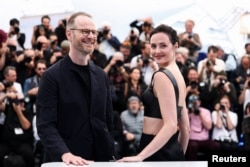 Триер и актрисата Ренате Рейнсве, с която работи в много от филмите си. 22 май 2025 г.