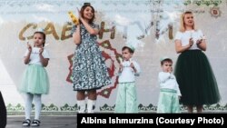 Альбина Ишмурзина (уртада) Петербур Сабантуенда, архив фотосы 
