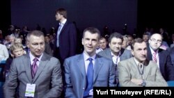 Георгий Бовт (справа) рядом с Михаилом Прохоровым на съезде "Правого дела" 25 июня 2011. Между ними Андрей Богданов 