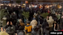 تهران کې دتیرې شپې د لاریونونو یو انځور 