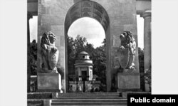 Вигляд центрального входу на цвинтар польських вояків, які загинули у 1918-1920 роках