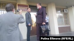 Игорь Хорошилов с адвокатом у здания суда