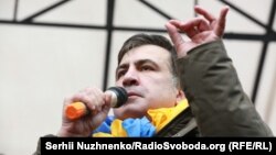 Міхеїл Саакашвілі виступає перед своїми прихильниками біля Верховної Ради України, Київ, 5 грудня 2017 року