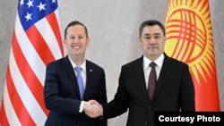 Спецпосланник президента США по Южной и Центральной Азии Серджио Гор с президентом Кыргызстана Садыром Жапаровым. Бишкек, 4 февраля 2025 года