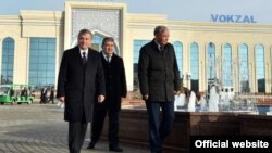 Өзбекстандын президенти Шавкат Мирзиёев менен Ачилбай Раматов (ортодо). Хива шаарынын автобекети