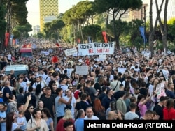 Veliki broj ljudi okupio se ispred zgrade Vlade u Tirani 2. juna na protestu zbog izgradnje rizorta u Zvernecu, na jugozapadu Albanije.
