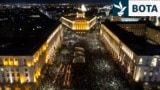 Pamje nga lart e turmës gjatë një proteste antiqeveritare në Sheshin e Pavarësisë në Sofje, më 1 dhjetor.