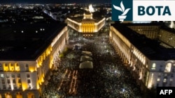 Pamje nga lart e turmës gjatë një proteste antiqeveritare në Sheshin e Pavarësisë në Sofje, më 1 dhjetor.