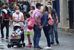 Влюбленные прощаются на границе Венесуэлы и Колумбии, апрель 2020 года. Через эту границу, по некоторым данным, из страны эмигрировали уже более 5 миллионов венесуэльцев - каждый шестой житель