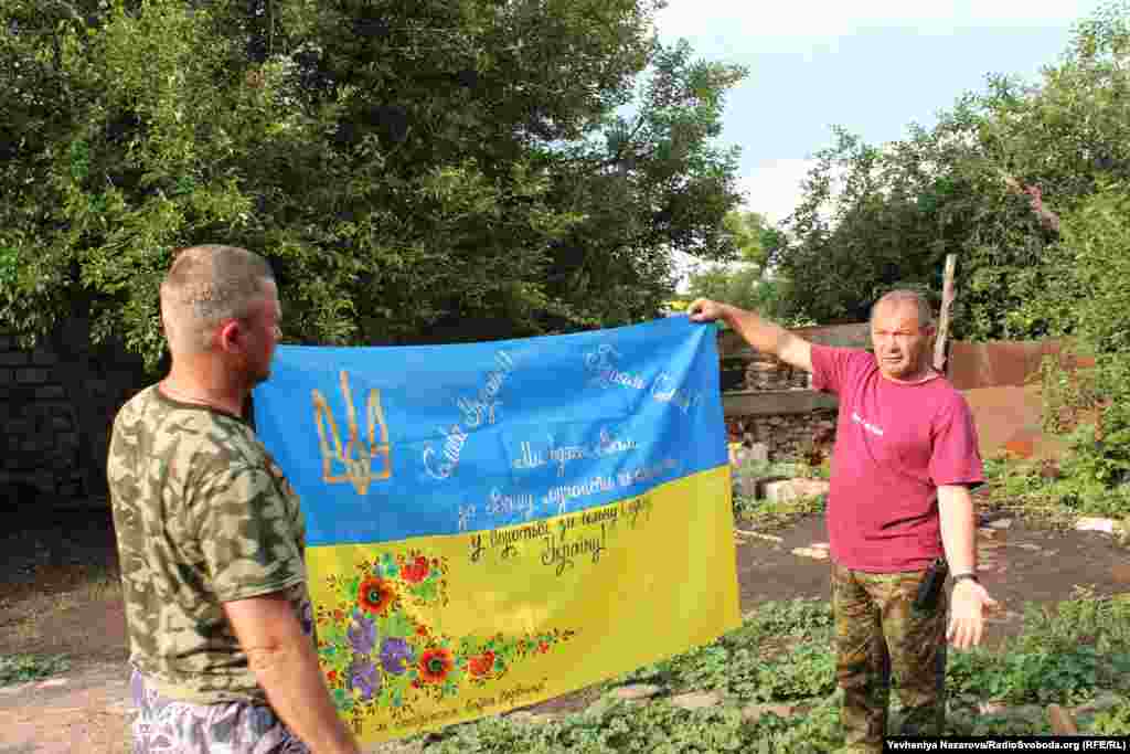 Флаг Украины, подаренный бойцам запорожскими волонтерами