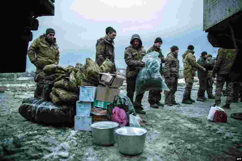 Українські військові вивантажують гуманітарну допомога від волонтерів, Авдіївка, 31 січня 2015 року