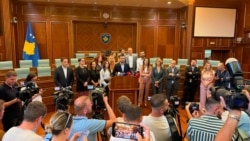 Deputetë të Partisë Demokratike të Kosovës (PDK) dhe Aleancës për Ardhmërinë e Kosovës (AAK) në sallën e Kuvendit të Kosovës, më 12 gusht 2026.
