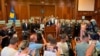 Poslanici Demokratske partije Kosova i Alijanse u sali Skupštine Kosova, 12. avgusta 2026.