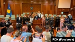 Poslanici Demokratske partije Kosova i Alijanse u sali Skupštine Kosova, 12. avgusta 2026.