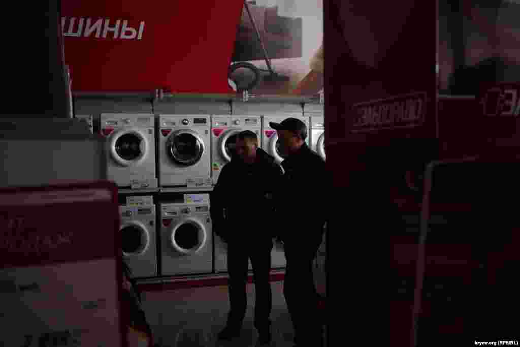 "Эльдорадо" уже второй день работает при полном отсутствии электричества.