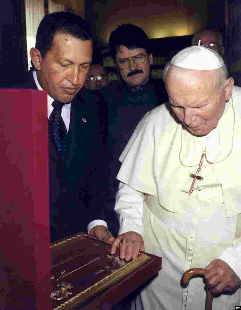 Venezuelan President Hugo Chavez (L) presents Pope John Paul II with a replica of Simon Bolivar&#39;s sword &quot;Libertador&quot; at the Vatican 30 September 1999.