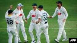 اسټرالیايي لوبغاړي د انګلستاني بیټر په سوځولو خوشالي کوي - د ډېسېمبر اوومې انځور.