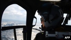 Pilot francez. într-un elicopter militar