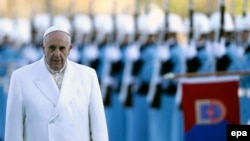 Turkey -- Pope Francis reviews a honor guard during an official welcoming ceremony at the Presidential Palace in Ankara, Turkey, 28 November 2014. 