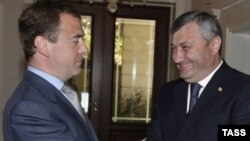 По наблюдениям Александра Караваева, московское экспертное сообщество сходится во мнении, что Эдуард Кокойты стал определенного рода проблемой для Кремля в связи с тем, что в Южной Осетии сформировался сверхкоррупционный режим, который трудно контролирова