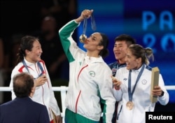 Imane Khelif câștigă medalia de aur, câștig sărbătorit împreună cu celelalte medaliate: Liu Yang (China) care a luat argintul, Nien Chin Chen (Taiwan) și Janjaem Suwannapheng (Tailanda), care au împărțit bronzul. Paris, 9 august.