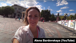 Российская блогер Алена Бардовская показывает Ялту в августе 2020 года
