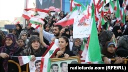 People wait for the convoy of Iran's President Mahmud Ahmadinejad in Beirut on October 13.