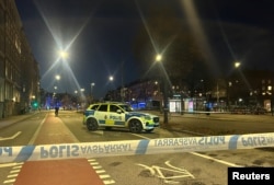 Policia suedeze rrethon vendit ku u përplas një autobus në Stokholm.