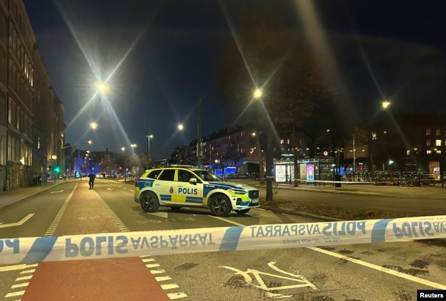 Policia suedeze rrethon vendit ku u përplas një autobus në Stokholm.
