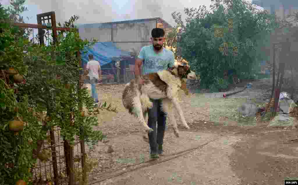 Akcija spašavanja u jednom vatrom uništenom selu nedaleko od grada Manavgata, 29. juli.