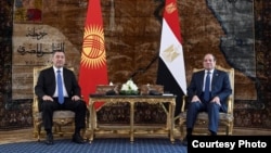 Кыргызстандын президенти Садыр Жапаров жана Мисир Араб Республикасынын президенти Абдел Фаттах Ас-Сиси. 2025, 5-ноябрь. 