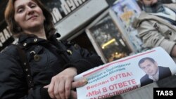 სოხუმელი ქალი აფხაზური გაზეთით ხელში.