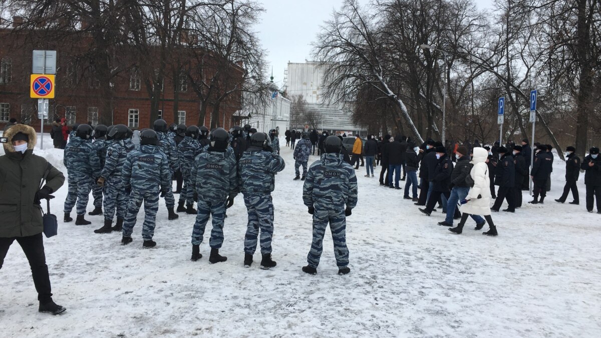 Сейчас не демократия. Всех требующих перемен — в армию!