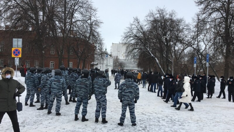 "Сейчас не демократия. Всех требующих перемен — в армию!"