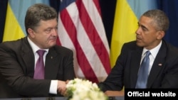 Президент Украины Петр Порошенко (Л) и США Барак Обама (П)